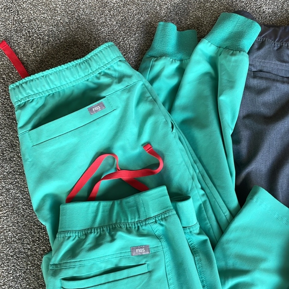 Men’s Figs scrubs. One pair of joggers.
